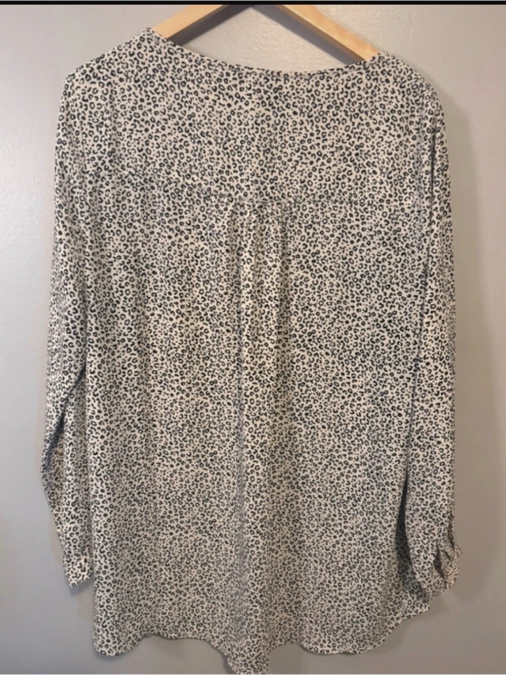 Chelsea & Theodore Cream and Black Leopard-Print V-Neck Blouse Large - Picture 2 of 4